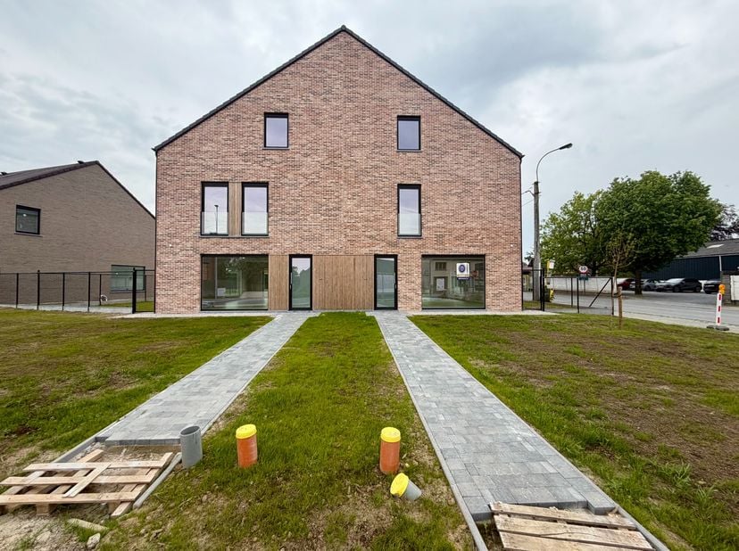 Uitzonderlijk luxueuze ruime halfopen woning!<br />
<br />
Deze uiterst energiezuinige woning beschikt tevens over zonnepanelen en de kabel is reeds b
