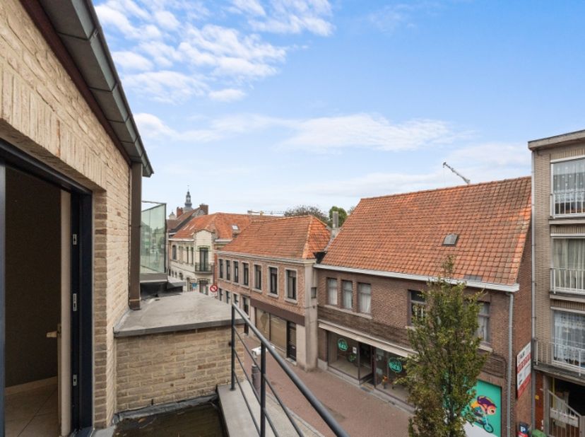 Nabij centrum Zele, scholen, winkels, openbaar vervoer.<br />
Gelegen op 2de verdieping. Gebouw is voorzien van lift. Op gelijkvloers is ook een apart