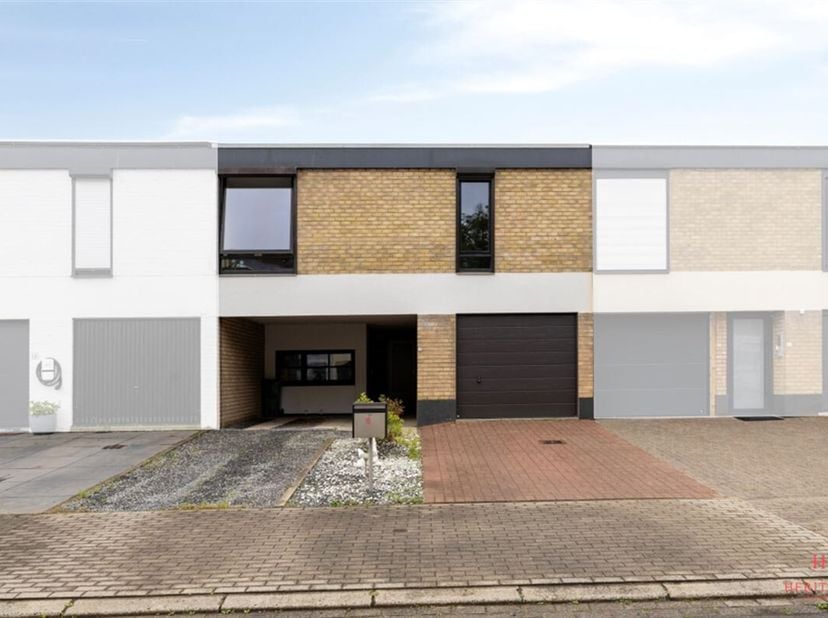 Bel-etage spacieux avec jardin à Deinze<br />
A proximité du centre de Deinze, vous trouverez cette spacieuse maison bel-etage sur un terrain de 252 m
