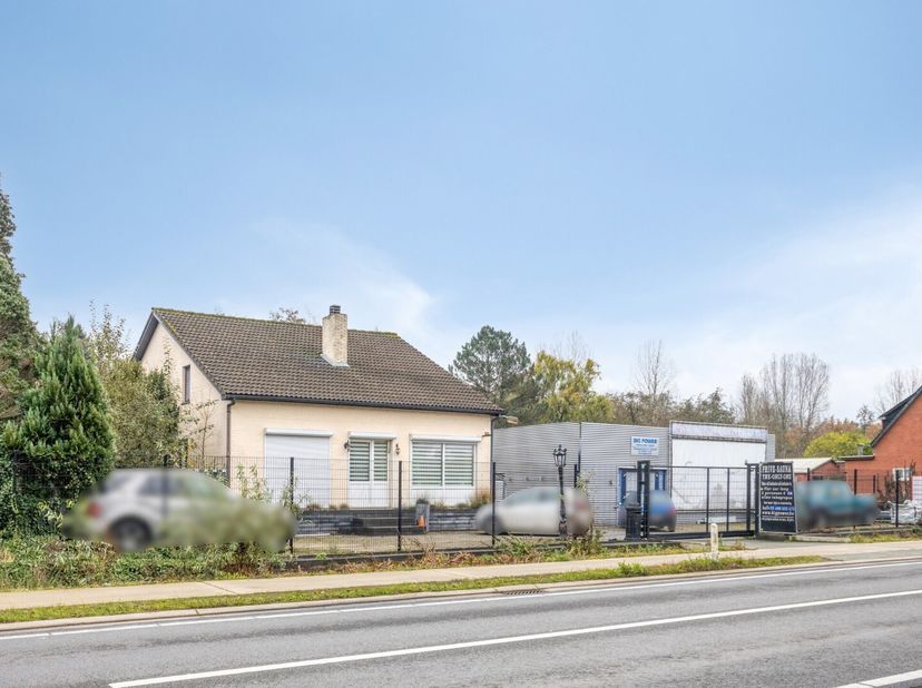 Deze te renoveren woning op een royaal perceel van 18 are 95 ca biedt een aangename groene setting aan de achterzijde van het perceel, terwijl je dank