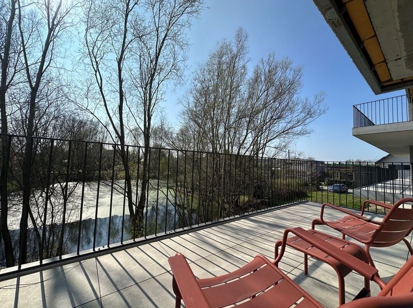Gloednieuw nieuwbouwappartement te koop in een groene, rustige woonwijk met zicht op een natuurvijver.&amp;nbsp;<br />
Droom jij ook van een moderne woons