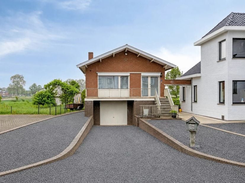 INSTAPKLARE WONING MET DRIE SLAAPKAMERS EN VOLLEDIG ONDERKELDERD OP RUIM PERCEEL IN RIEMST<br />
Op zoek naar een gezellig lichtrijke woning in de omg