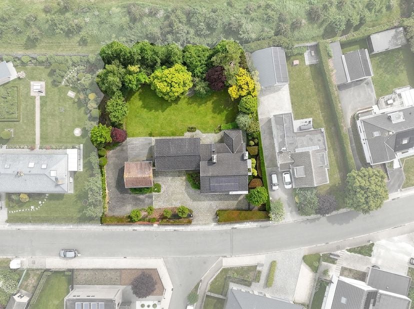 Cette villa individuelle bénéficie d’une situation calme sur un vaste terrain, à proximité de Wevelgem.<br />
Vous accédez à la maison par un hall d’e