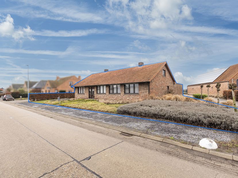 Bijzonder goed onderhouden eengezinswoning met o.a. 3 slaapkamers, inpandige grote garage, woonkamer, keuken, bijkeuken, wasplaats op een perceel van