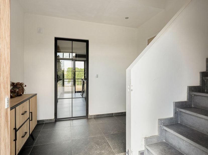 Op een rustige locatie in Berlaar bevindt zich deze recente en bijzonder complete vrijstaande villa.<br />
Een combinatie van hedendaags wooncomfort,