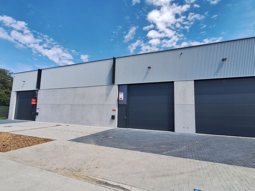 Nieuwe bedrijfsloods te huur te Hooglede<br />
<br />
Recent gebouwde bedrijfsloods met een bruto oppervlakte van 309 m², strategisch gelegen aan de O