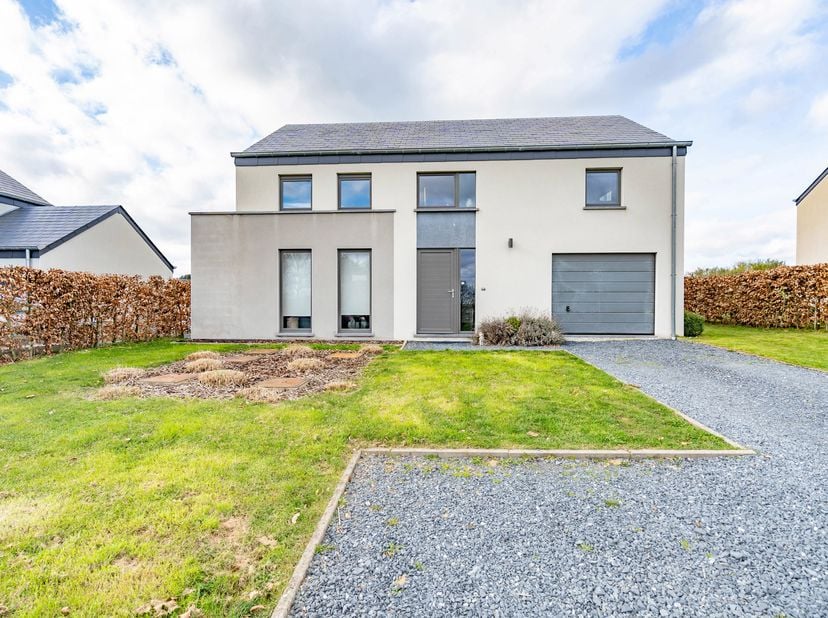 EasyHome biedt deze prachtige woning met 4 gevels aan, gelegen in Clochimont, in een rustige en aangename omgeving. Gebouwd in 2019, zal deze recente