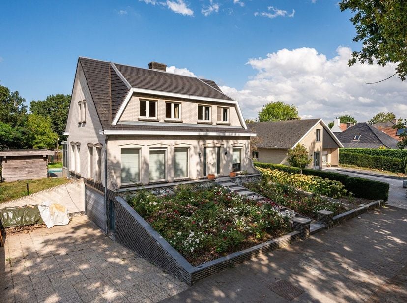 Bent u op zoek naar een ruime woning met karakter, gelegen op een toplocatie in Adegem en boordevol potentieel? Dan is deze eigendom op de Prins Boude