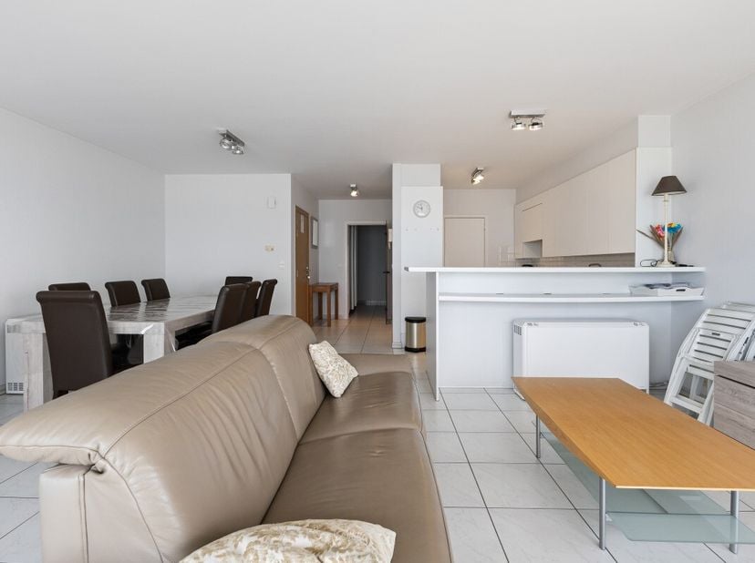Magnifique appartement idéalement situé sur la digue de Groendyk à Oostduinkerke, à proximité du surfclub Windekind, situé au 5 étage avec une grande