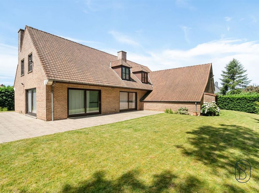 Villa met aangrenzende loods  zeldzame kans in Moeskroen<br />
Gelegen in een rustige en groene residentiële verkaveling, vlak bij Frankrijk en Vlaand