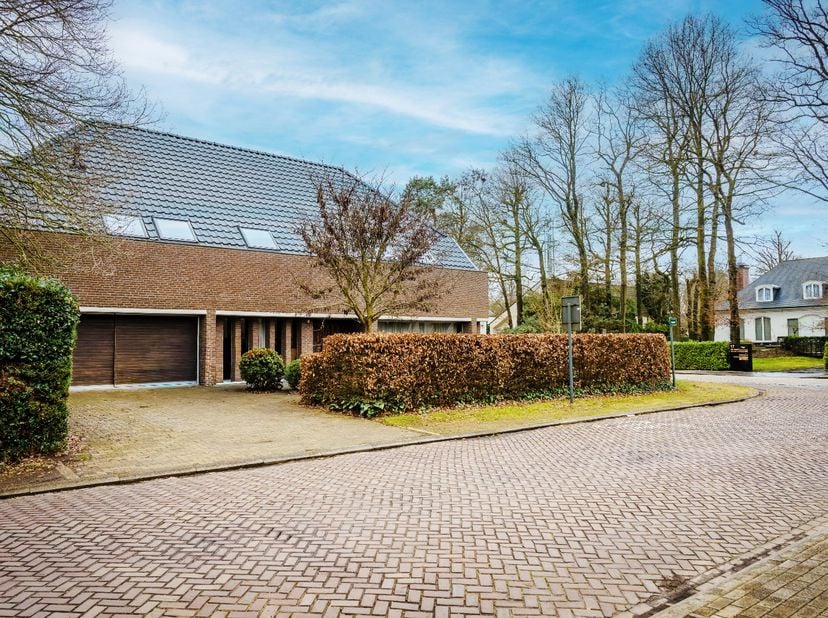 Unieke eigendom op 1.087m² met maar liefst 435m² bruikbare vloeroppervlakte !<br />
Ideaal voor vrij beroep, praktijk aan huis, co-housing of grote ge