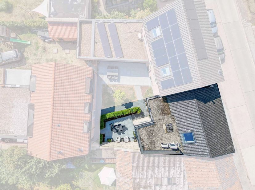 Deze recent volledig gerenoveerde woning aan de Genendries 15A in Riemst combineert hedendaags wooncomfort met een praktische indeling en een rustige