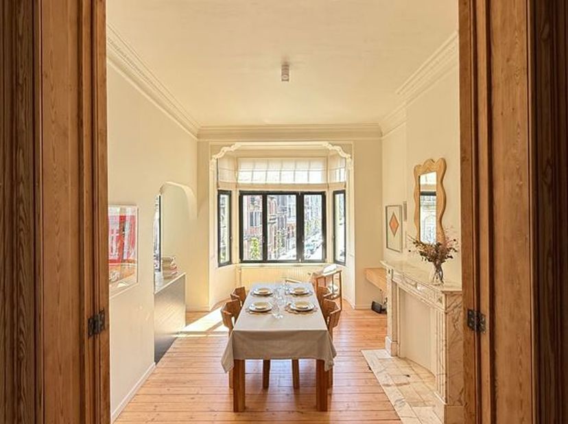 Vlakbij Place Flagey - Weelderig, volledig gemeubileerd appartement met één slaapkamer in een herenhuis van +/- 85 m² met privéterras, als volgt: Op d