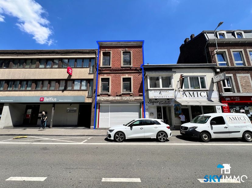L'agence SKYIMMO vous propose cet immeuble mixte idéalement situé à Jemeppe, à proximité immédiate de tous les commerces, dans une rue marchande très