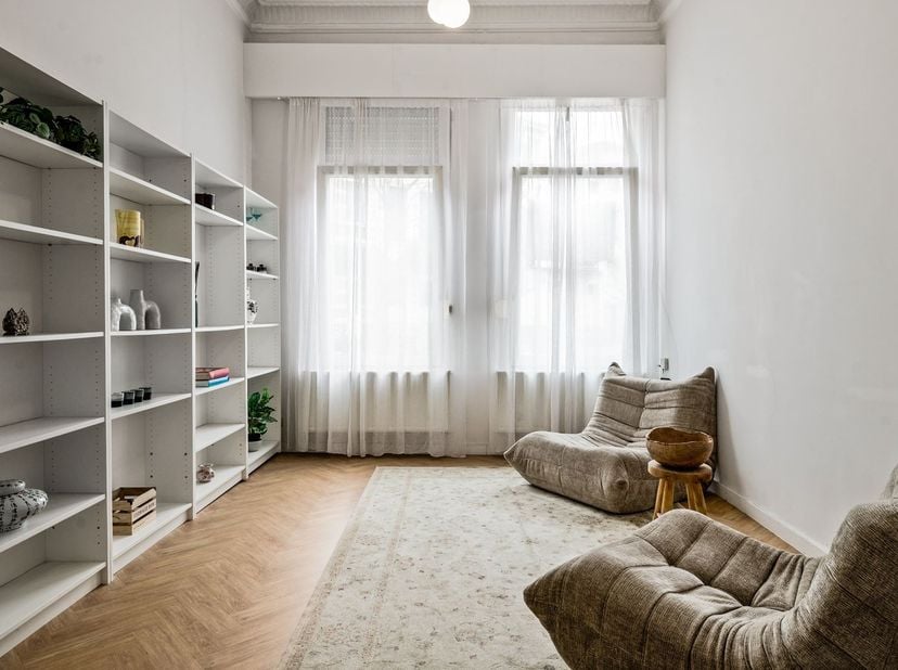 Dit charmante gelijkvloers appartement bevindt zich in de Arendstraat te 2018 Antwerpen, in de gegeerde wijk Zurenborg. De ligging is uiterst centraal