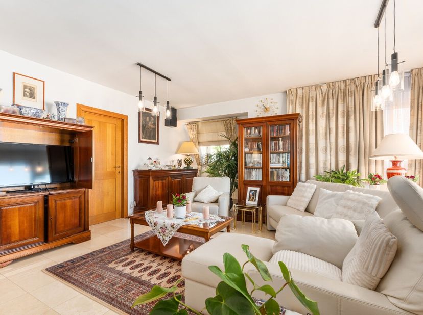 Ruim appartement in het centrum van Koksijde met 4 terrassen en vrij zicht. Dit ruime appartement uit 2000 combineert een centrale ligging in Koksijde