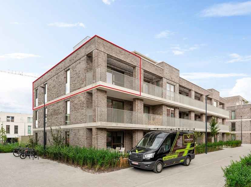 Prachtig nieuwbouwappartement (90m²) met drie slaapkamers, zonnig terras, autostaanplaats en kelder op centrale ligging te Boechout!<br />
Ligging: Ge