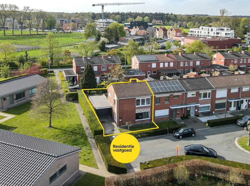 In het centrum van Loppem, gelegen in een rustige woonwijk, vindt u deze halfopen bebouwing op een perceel van 195 m². De woning biedt een praktische
