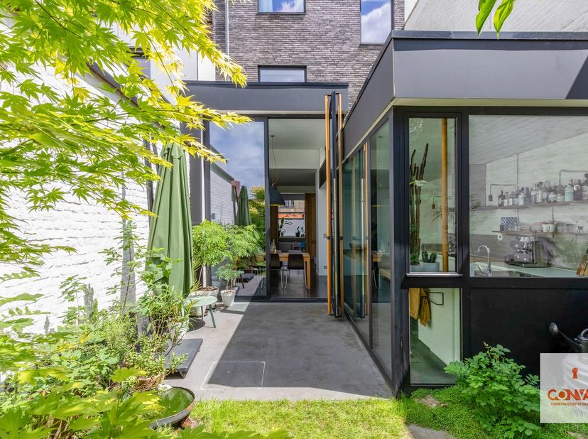 Deze verrassend ruime woning aan de Rooigemlaan combineert karakter, comfort en flexibiliteit. Tussen 2015 en 2017 werd de woning grondig en kwalitati