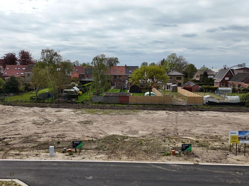 Langs de Hovaerestraat (rechts naast huisnummer 70) in Koekelare realiseren ze deze nieuwe verkaveling waar lot 4 te koop is. Je woont er op een boogs