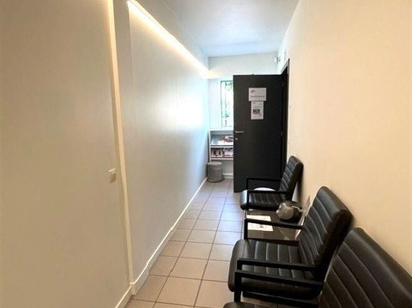 Kantoorruimte gelegen in het centrum van Pulle.<br />
Kleine basis keuken aanwezig.<br />
Ideaal voor vrij beroep.<br />
Beschikbaar vanaf 01/08/2026