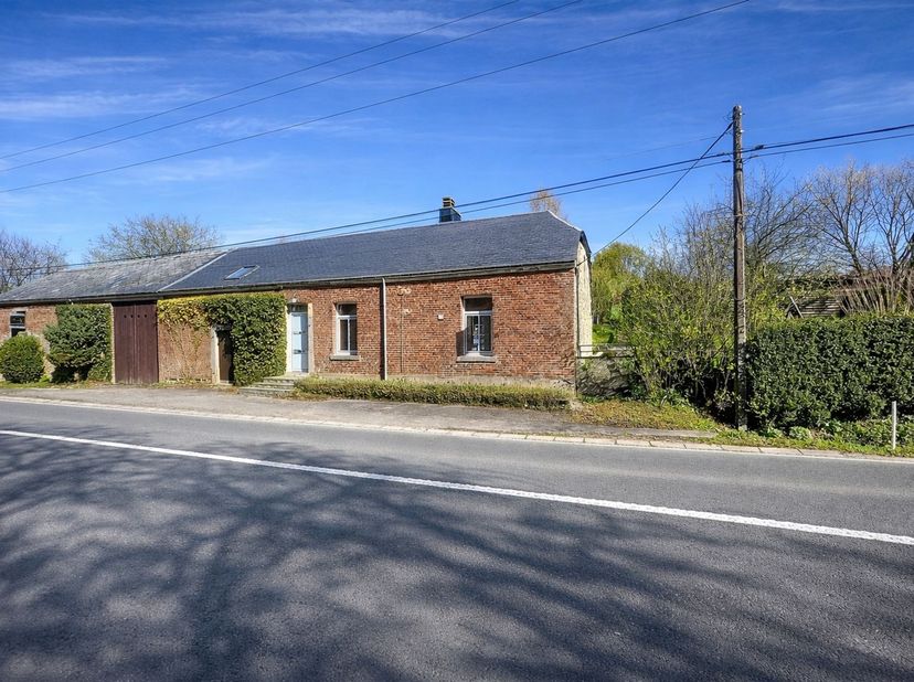 Jolie maison située à L'Escaillère !!!<br />
Le bien est composé comme suit : living, cuisine, salle de bain, 5 chambres, garage, grange, jardin avec