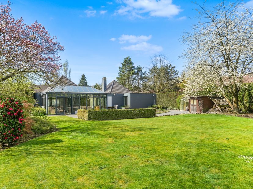 Deze postmodernistische architectenvilla uit de jaren 80 kenmerkt zich door haar eigenzinnige stijl en de vele raampartijen die zorgen voor een aangen