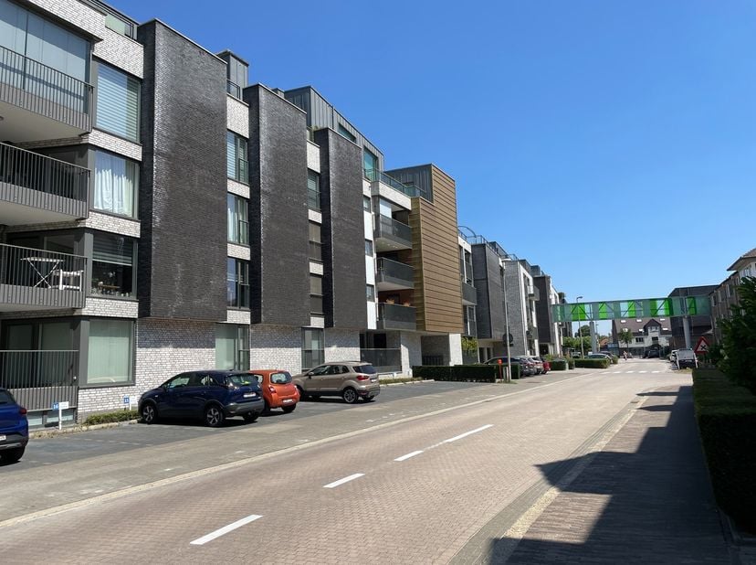 Assistentieflat van 81 m² woonoppervlakte met twee slaapkamers waarvan één van 4m op 3,90m is. De tweede slpk. kan ook als berging gebruikt worden. Ru