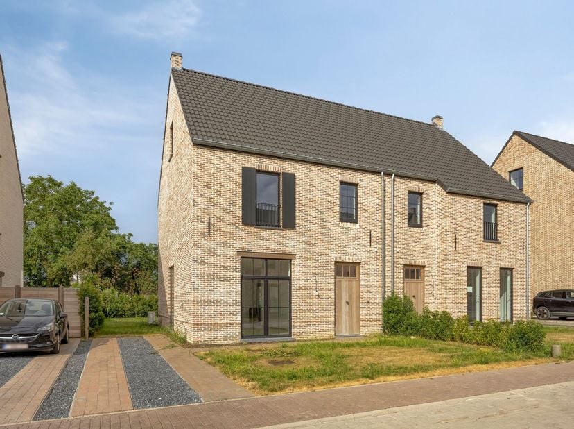 Kwalitatieve nieuwbouw-woning met een bewoonbare oppervlakte van +/- 195 m² met vier slaapkamer (+ één dressing) en twee badkamers, gelegen op een Zui