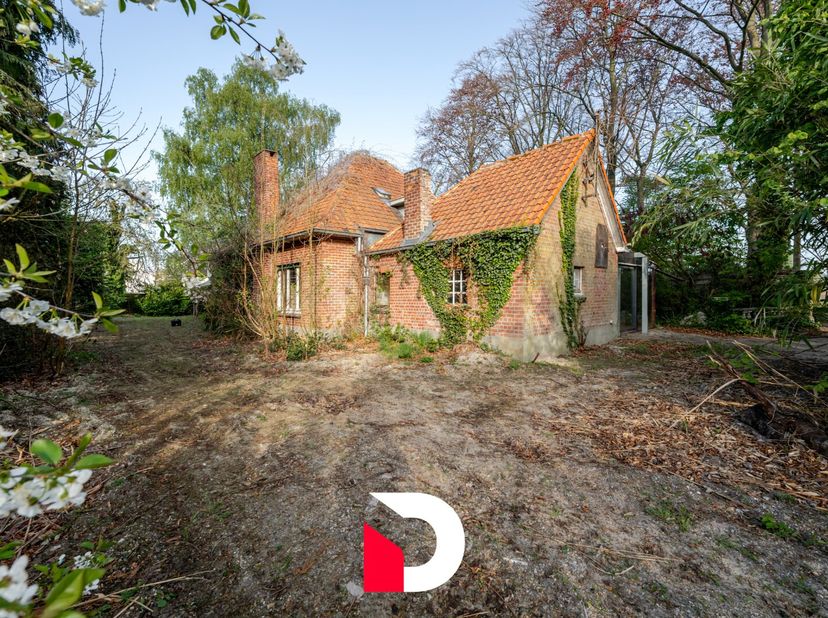 Maak kennis met een uniek eigendom vlak naast het kasteel van Baesveld en het Merkenveld bosdomein in Zedelgem. Dit eigendom is gelegen op een uitzond