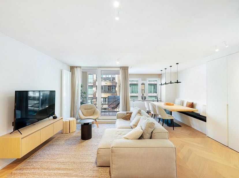 Magnifique appartement entièrement rénové dans une petite résidence située au centre de Knokke. Composition : entrée avec toilettes d'invités et vesti
