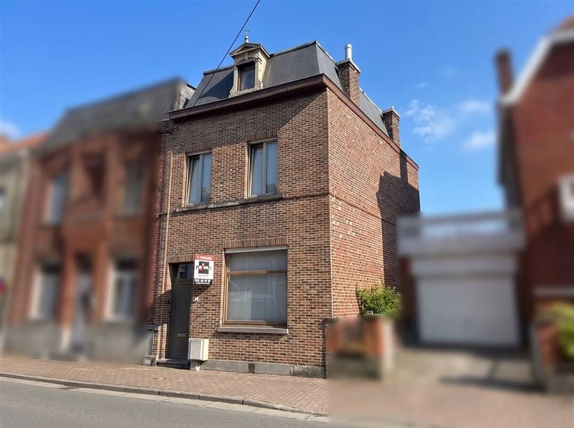 Vaste maison mitoyenne 4 chambres et jardin entièrement rénovée proche du centre-ville.<br />
Cette demeure comprend :<br />
- Au rez-de-chaussée : ha