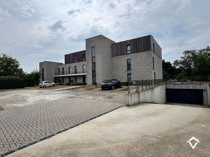 Dit appartement (B1.1) is gelegen op de 1ste verdieping in de Residentie Brouwershof te Westrozebeke (Staden) en bestaat uit: inkomhal - toilet - badk