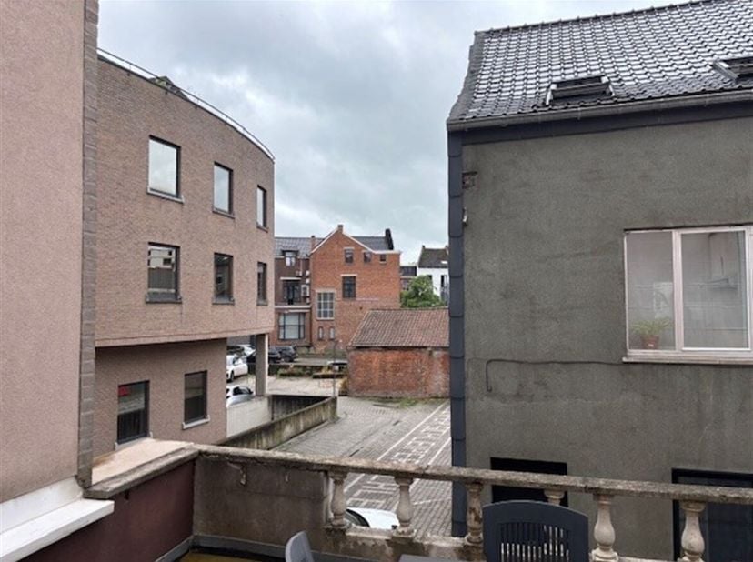 Ruim stads appartement met drie slaapkamers en ruim terras<br />
Ligging: Dit appartement ligt aan de Koning Astridlaan in Hasselt nabij het centrum e