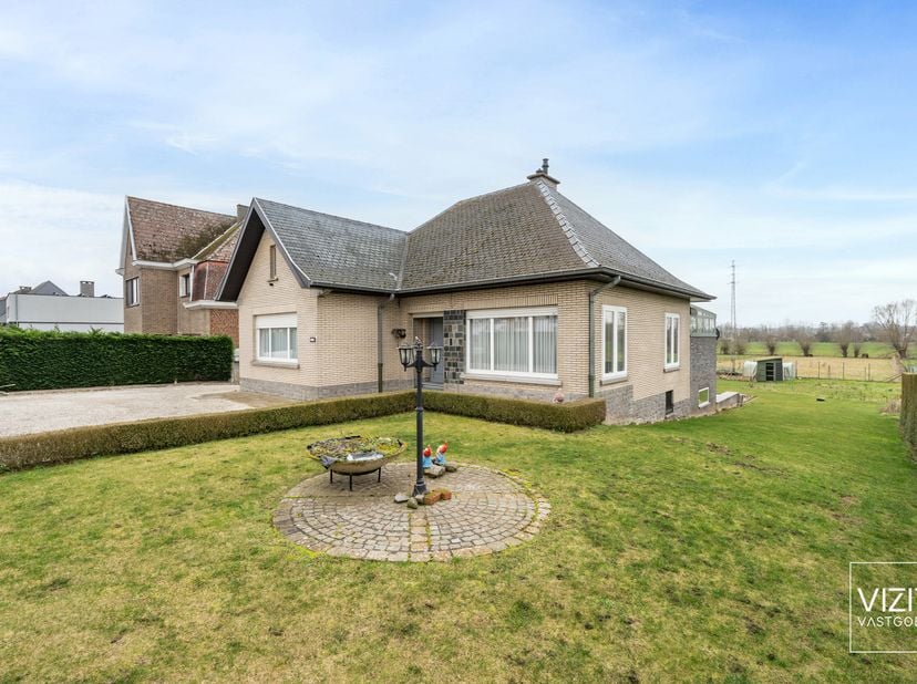 Deze bungalow heeft een centrale ligging ligging met open zicht, en bevindt zich toch op korte afstand van winkels, scholen en openbaar vervoer.<br />