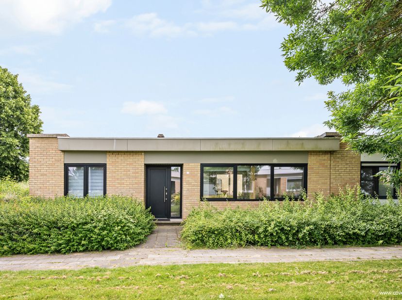 Deze gelijkvloerse woning, welke in 2020 werd opgefrist, bestaande uit: inkomhal met toilet, woonkamer - salon met open keuken en toegang naar de tuin