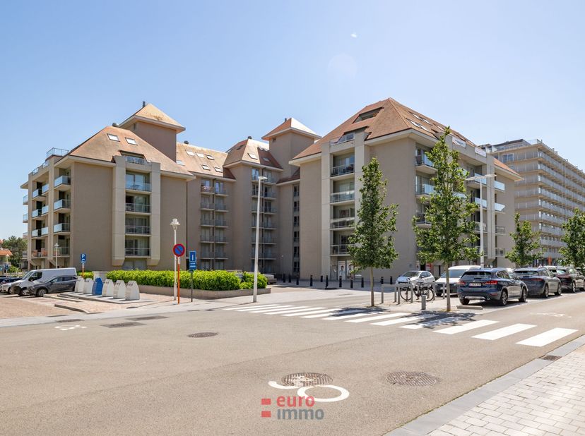 Très bel appartement duplex spacieux et non meublé à louer, comprenant 2 chambres spacieuses. Situé au cœur de la magnifique résidence Bernardus à Nie