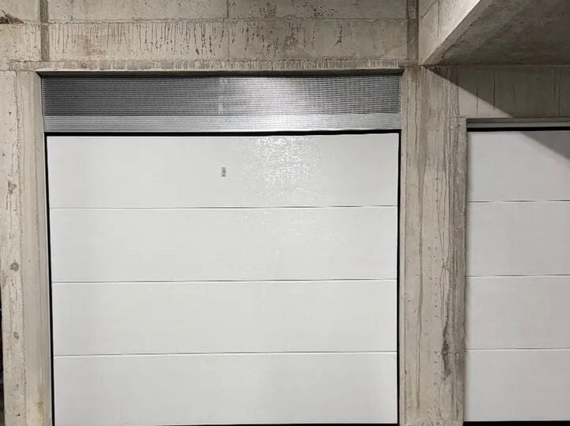 Deze garage nr. 13 is gelegen in de Stationsstraat te Koekelare, op een boogscheut van de markt.<br />
Dit alles vervat in een stijlvol, functioneel e