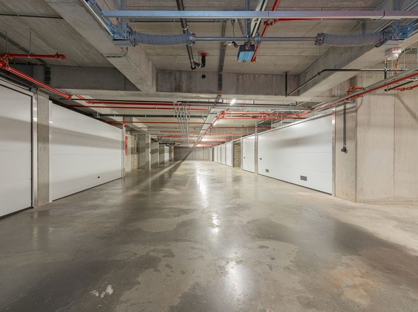 BURST - Ben je op zoek naar een veilige en praktische plek voor je wagen of extra opslagruimte? Deze gesloten garagebox biedt de perfecte oplossing!<b