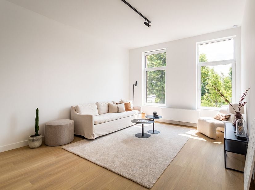 Dit gerenoveerd en instapklaar appartement bevindt op de tweede verdieping van een kleinschalig en karaktervol gebouw, op wandelafstand van winkels, s