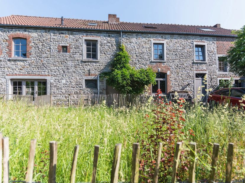 Tussen Namen en Charleroi – Twee erkende woningen – Overdracht van een patrimoniumvennootschap<br />
Ideaal gelegen in Saint-Martin, tussen Namen en C