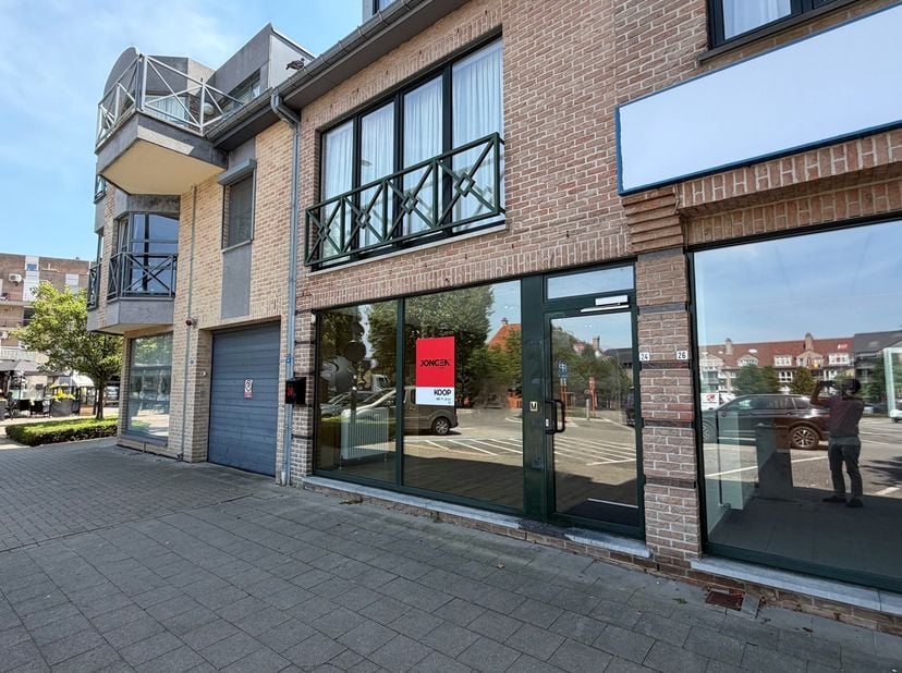 Goed gelegen handelspand te koop in Lanaken-centrum,<br />
aan het Molenweideplein.<br />
<br />
Het pand is VRIJ VAN GEBRUIK<br />
<br />
Gunstig EPC