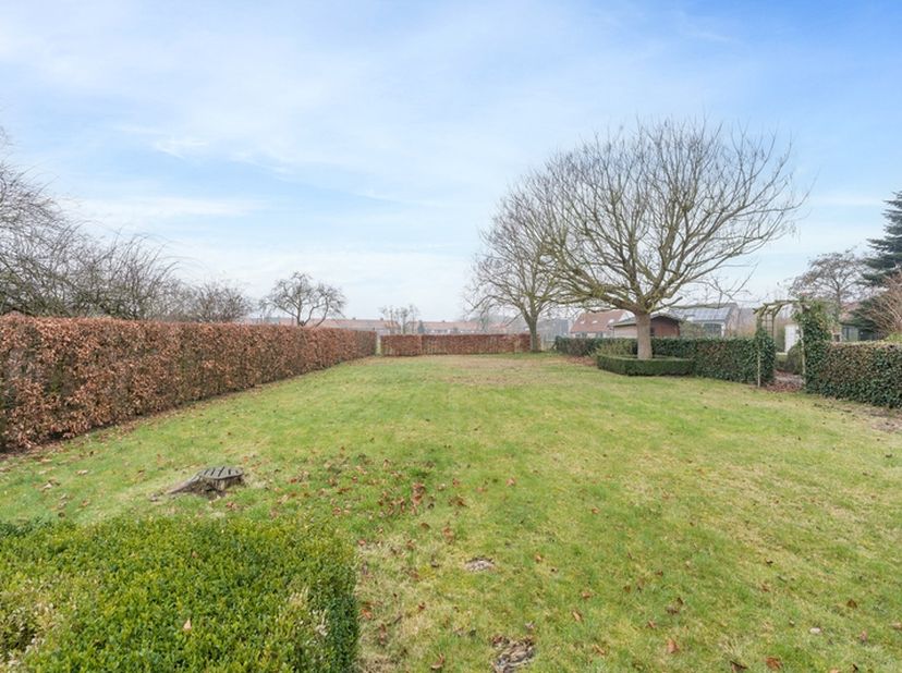 Aan de beste invalsweg&amp;nbsp; gelegen van Stad Roeselare. Dichtbij, de bakker, de slager en Delhaize en zoveel meer.<br />
Perceelbreedte : 17.2 meter.