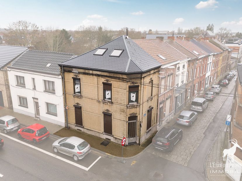 Bureau Referentie: V6031-1779<br />
Virtuele Bezoek: https://immo360.immo-facile.com/vtour/fr/tdg2bp/frame<br />
Gelegen in Fleurus, tegenover een sch
