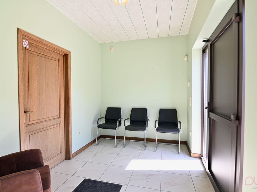 Deze gelijkvloerse woning is gelegen op 2a70ca en bevindt zich aan de stadsrand te Tongeren op wandelafstand van alle voorzieningen zoals winkels, sch