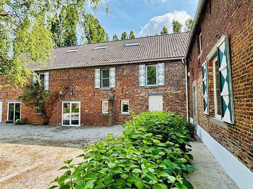 Charmant huis in een oude vierkante boerderij in het hart van het schilderachtige dorpje Louvignies. <br />
Het combineert comfort en verfijning met z