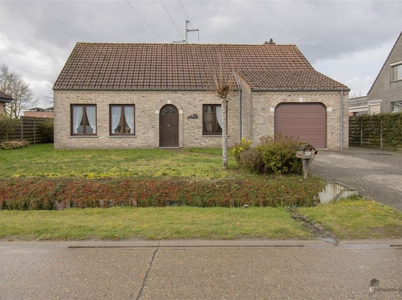 Gelijkvloerse woning met 2 slaapkamers op 867 m². <br />
Inkomhal. <br />
Woonkamer van 36 m² op keramische tegel. <br />
Geïnstalleerd keuken van 14