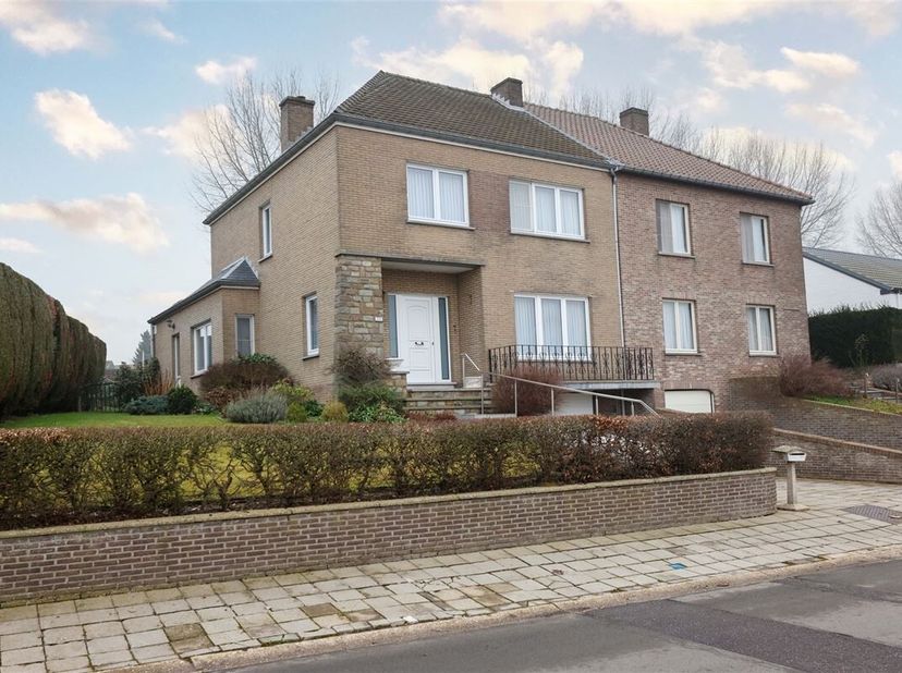 Goed onderhouden gezinswoning met 3 slaapkamers rustig en centraal gelegen<br />
Omgeving:<br />
+ Gelegen in een rustige en aangename woonomgeving<br