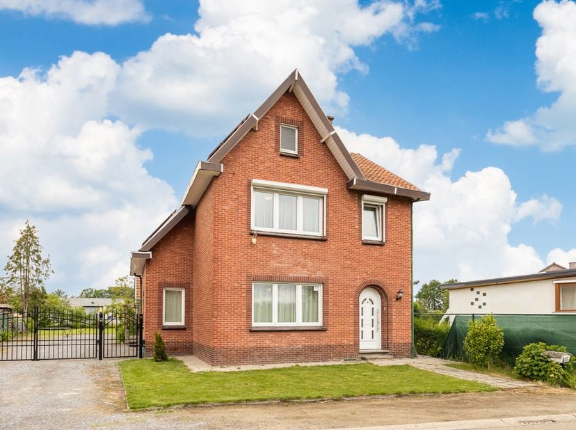 INSTAPKLARE, RUIME GEZINSWONING MET 3 SLAAPKAMERS OP EEN PERCEEL VAN 9A92CA TE HASSELT!<br />
<br />
Gelegen aan de Wijerveldstraat 35 in Hasselt geni