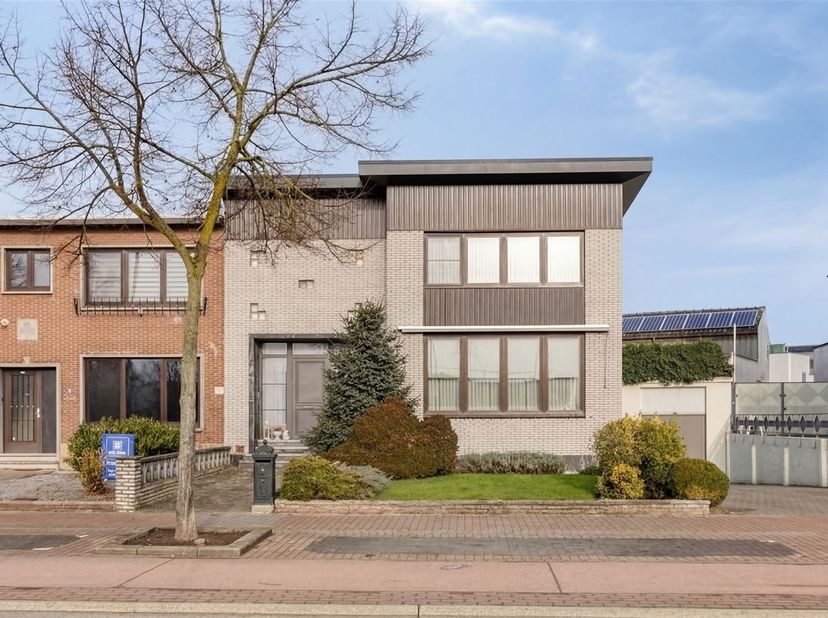 Ruime halfopen stadswoning met 3 slaapkamers, gezellige binnenkoer en achterliggende loods in het centrum van Maaseik.<br />
<br />
ALGEMEEN:<br />
